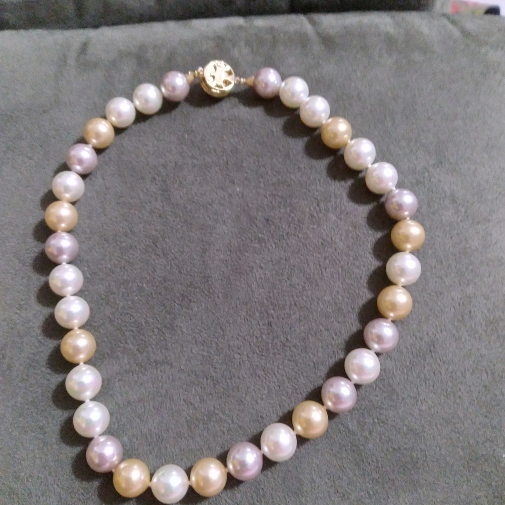 Lustrous Pearl Necklace with Gold Clasp